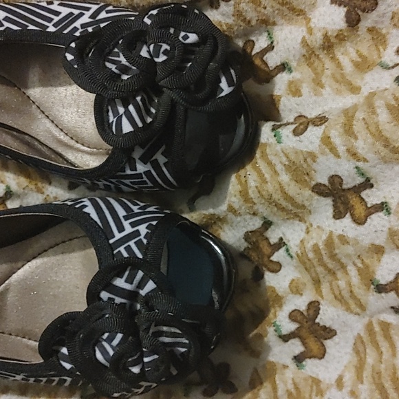 Soft Style Dress Shoe Size 7.5 - Picture 2 of 6